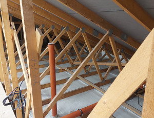 Zateplení stropu novostavby bungalovu pomocí foukané izolace